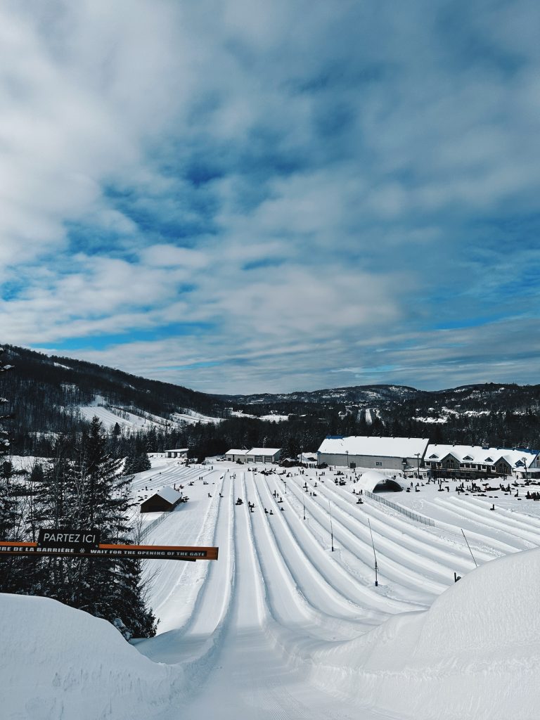 Glissades Domaine des Pays d'en Haut • Au Québ