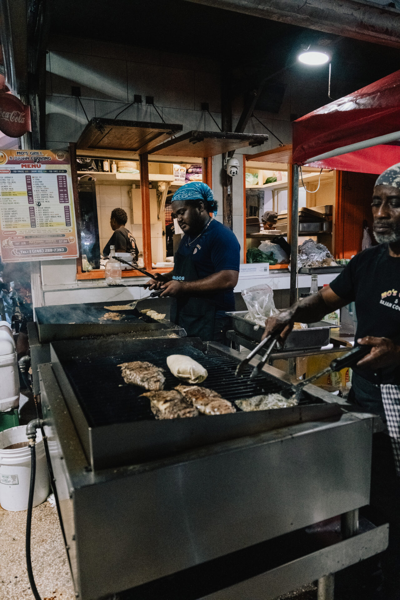 Préparation des grillades au marché d’Oistins Préparation des grillades au marché d’Oistins