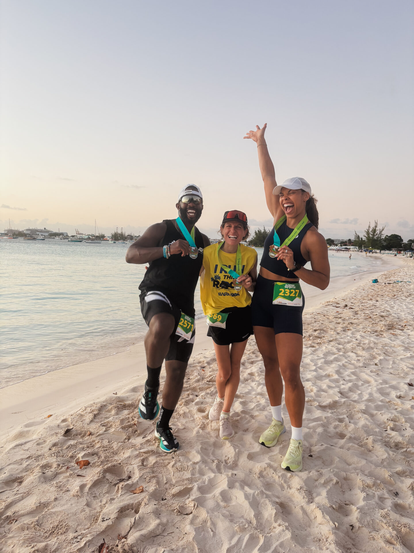 Trois participantes après la course sur la plage Trois participantes après la course sur la plage